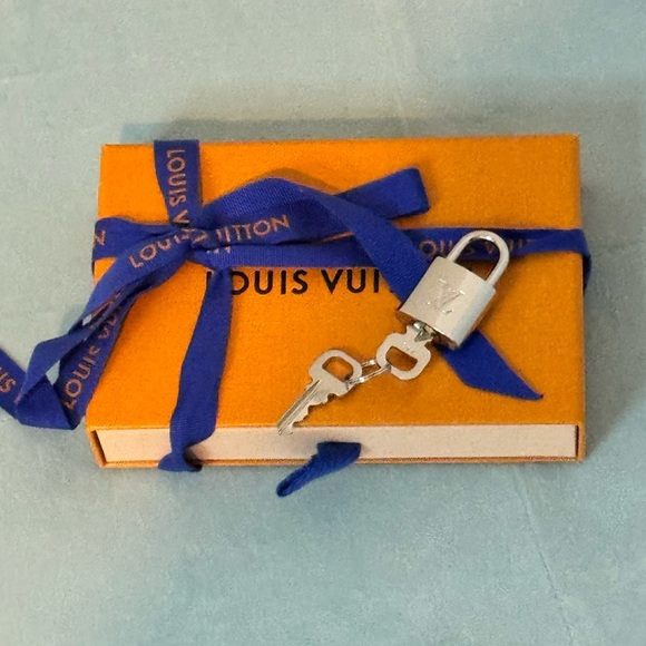 New Louis Vuitton Silver Lock 2 Keys - Picture 2 of 6